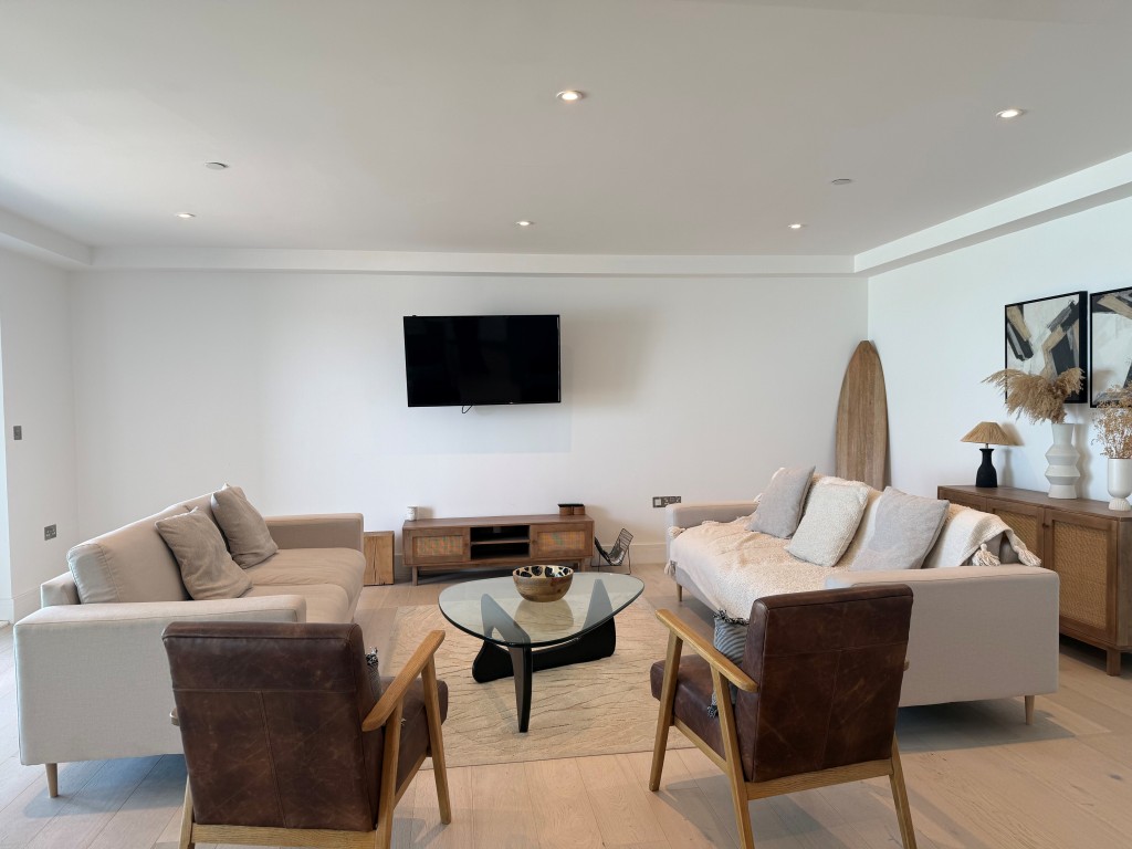 Lot: 132 - SPACIOUS TWO-BEDROOM APARTMENT WITH STUNNING SEA VIEWS AND PARKING - Living area